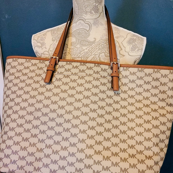 Michael Kors Large Monogram Multifunctional Travel Tote - Picture 3 of 5